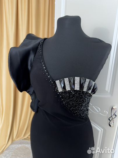 Кутюрное платье в пол с воланом