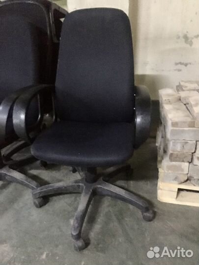 Кресло руководителя б/у с высокой спинкой