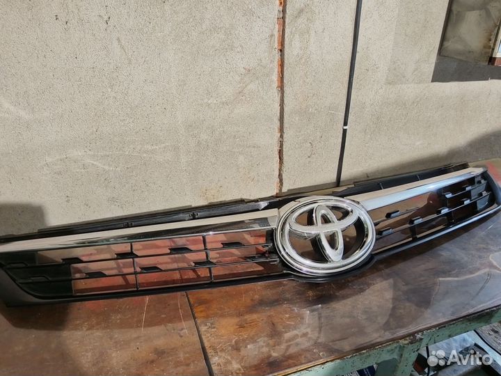 Решетка радиатора тoyta camry