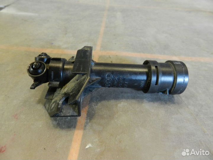 Форсунка омывателя фары правой - Audi Q3