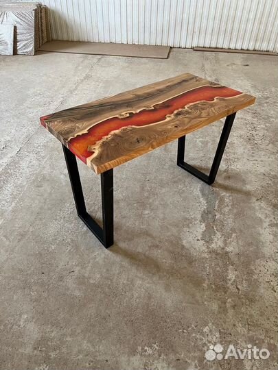 Стол из эпоксидной смолы река