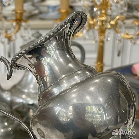 Чайник, поднос, сахарница и молочник