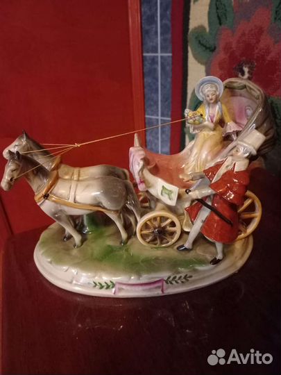 Фарфоровая статуэтка Дама в коляске с кавалером