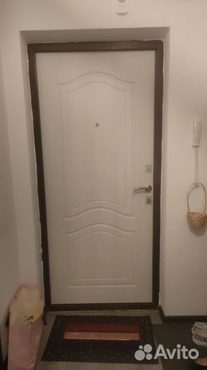 Металлическая входная дверь б/у 1год