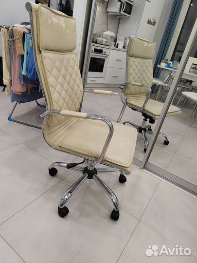 Компьютерное кресло бу бежевое