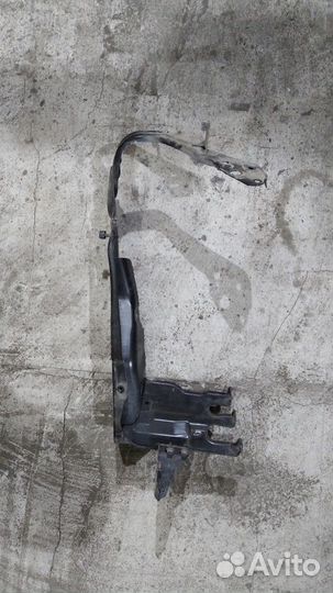 Кронштейн крепления фары левый Mercedes W221