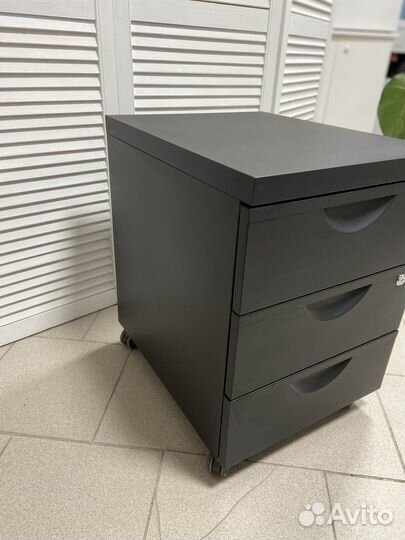 Тумба выкатная стальная с замком