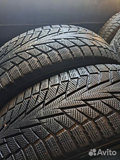 Hankook Winter I'Cept iZ 2 W616 215/65 R17 99T