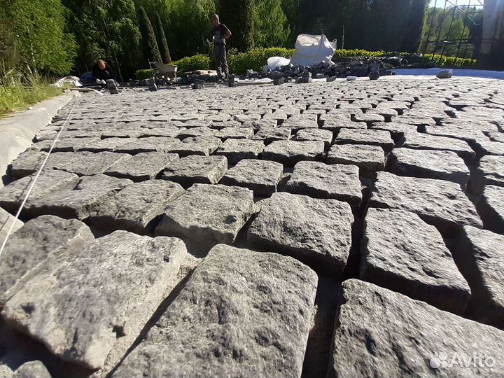Укладка гранита брусчатки