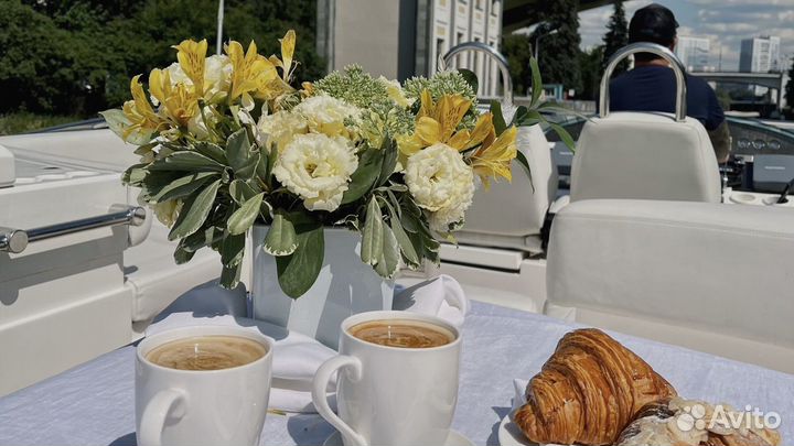 Аренда роскошной яхты с обслуживанием Москва
