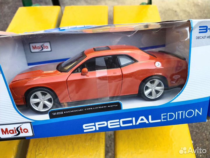 Модель 1:24, новая, Dodge Challenger SRT8 2008
