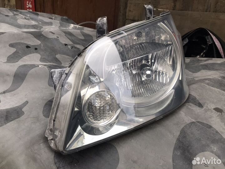 Фара передняя левая на Toyota Noah
