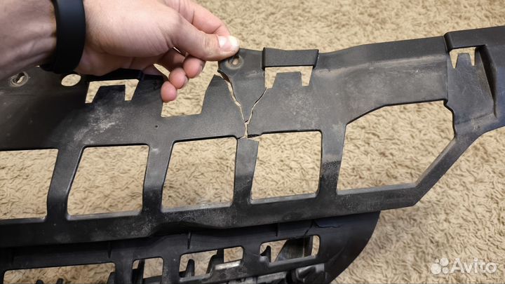 Решетка радиатора opel astra j ориг с дефектом