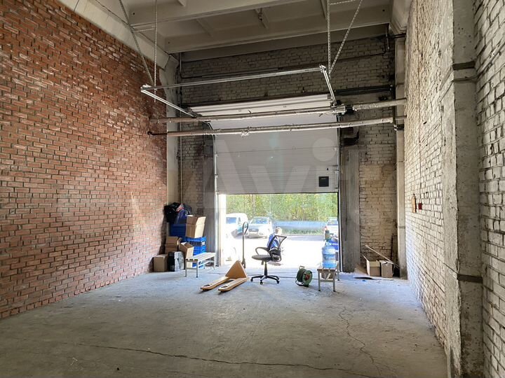 Склад, 1036 м² Первый этаж. Пандус, доки