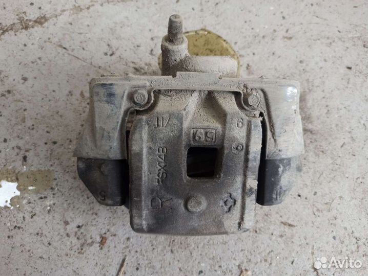 Тормозной суппорт задний правый Toyota Land Cruise