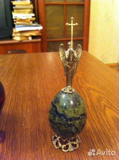 Пасхальное яйцо с ангелом змеевик