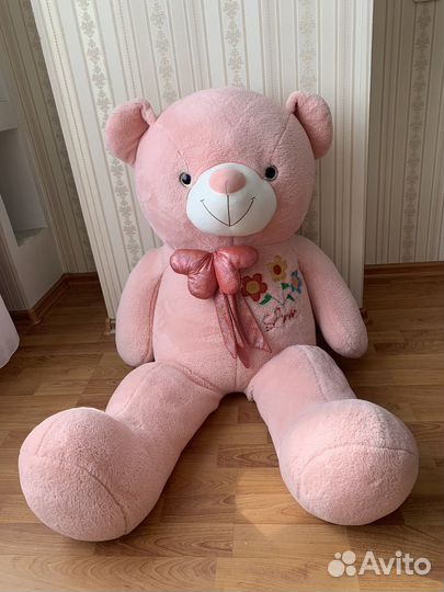 Большой плюшевый медведь