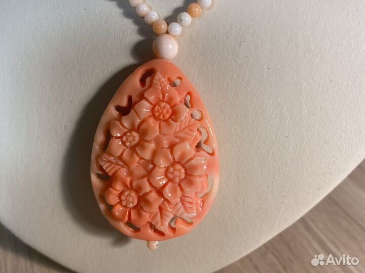 Колье с кораллом и резным подвесом