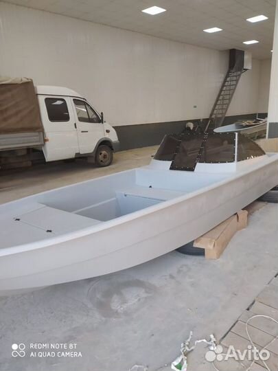 Стеклопластиковая моторная лодка 