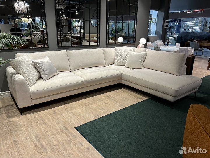 Большой угловой диван на ножках