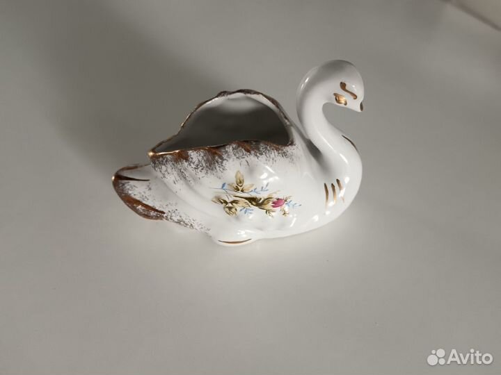 Фарфоровая статуэтка лебедь