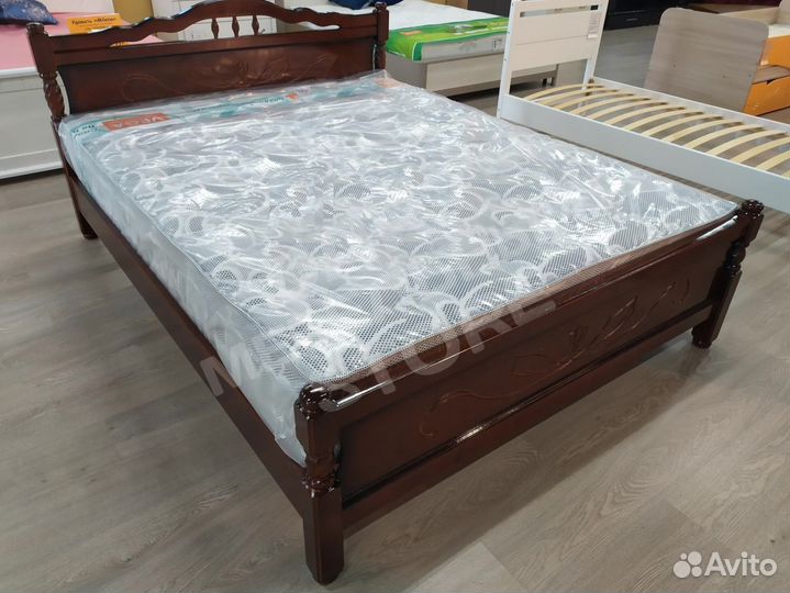 Кровать массив