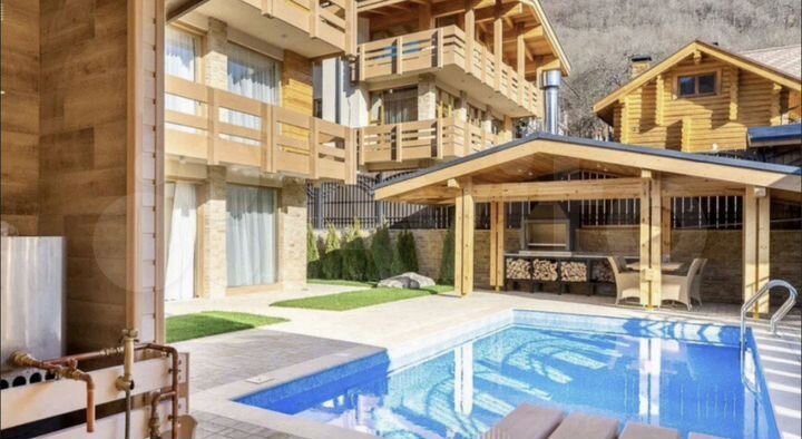 Коттедж 300 м² на участке 5 сот.