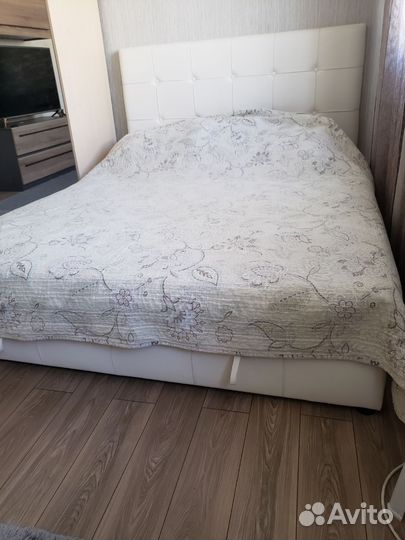 Кровать двухспальная с матрасом 160 200