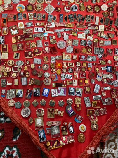 Значки с изображением Ленина