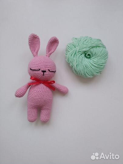 Вязаная игрушка зайчик