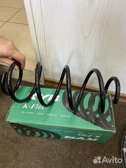 Пружины передние KYB - Golf V, Octavia ll