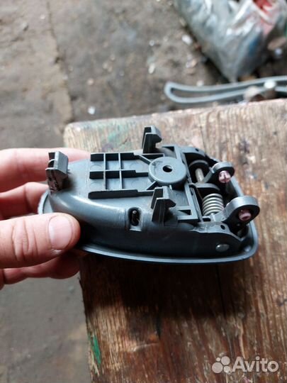 Внутренняя левая дверная ручка Хендай Акцент