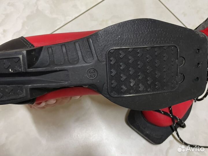 Лыжные ботинки и лыжи