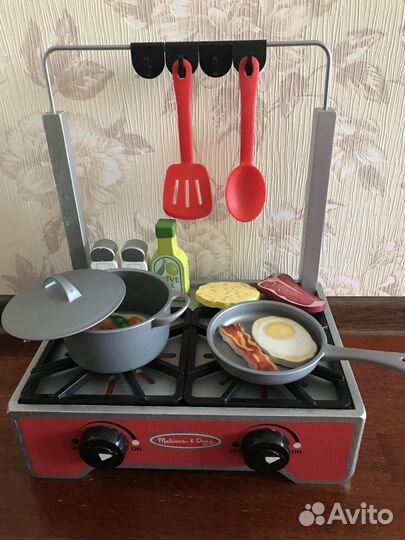 Деревянная плита с посудой и набором продуктов