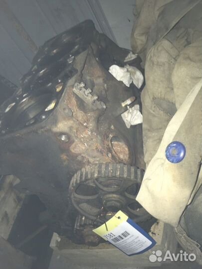 Двигатель Блок двигателя низ мотора 1.6 Aek Passat