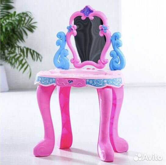 Столик с зеркалом 