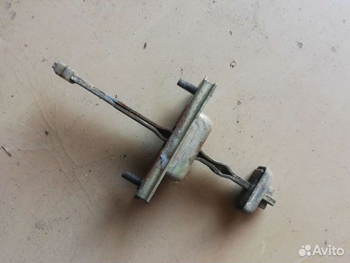 Упор двери Мазда 626 GE