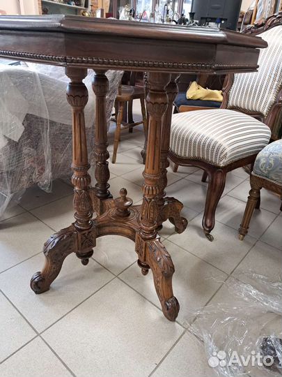 Антикварный стол орехового дерева