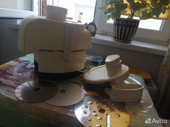 Продам электросоковыжималку-шинковку Садовая