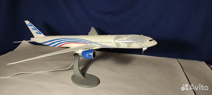 Коллекционная модель самолета Boeing 777-300