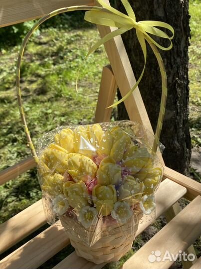 Букеты из шоколадный тюльпанов, роз клубники и тд