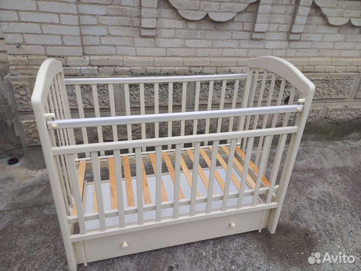 Детская кроватка с маятником и ящиком