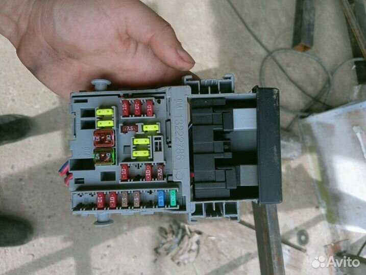 Блок предохранителей салона Opel Astra J