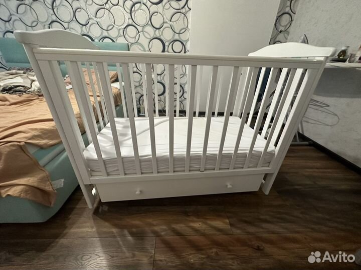 Детская кроватка с маятником