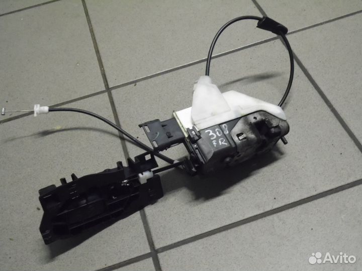 Замок двери передний правый Пежо 308