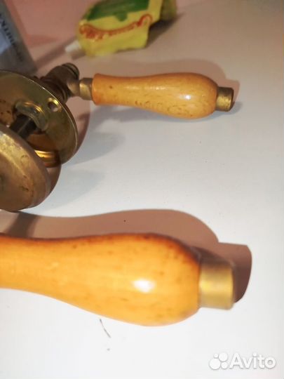 Дверные ручка,латунь,рукоятка орех