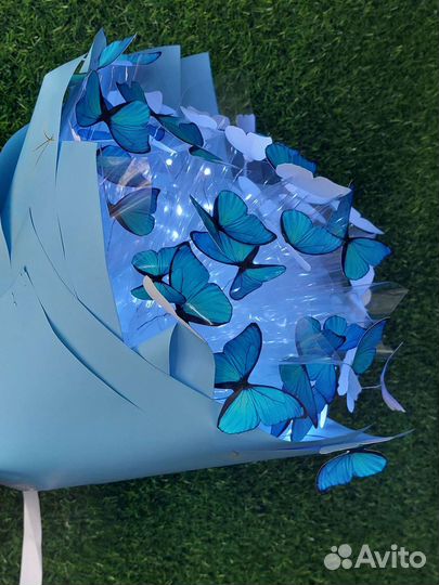 Парящий букет из бабочек