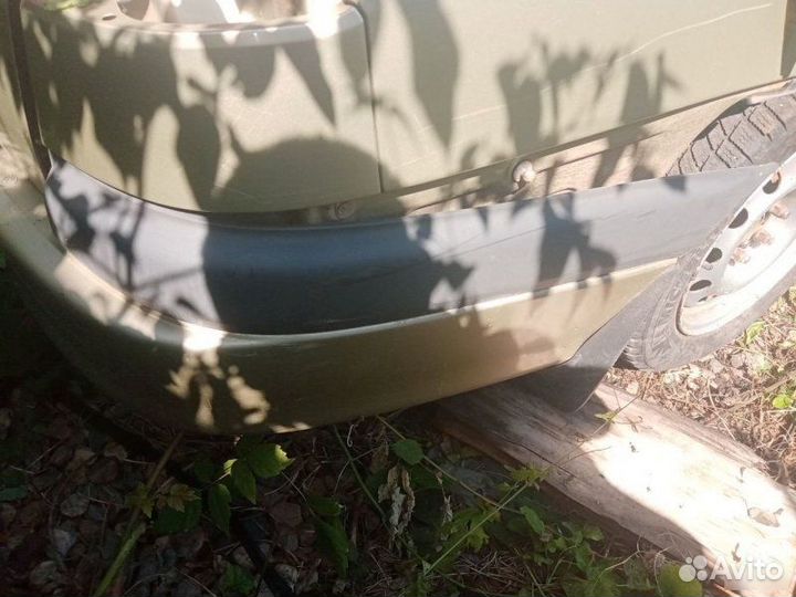 Бампер задний Toyota Avensis 2000