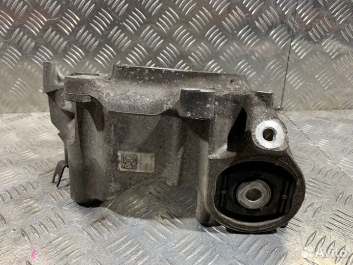 Кулак задний левый Audi A8 D4