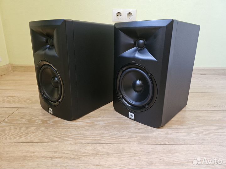 Студийные мониторы JBL LSR 305